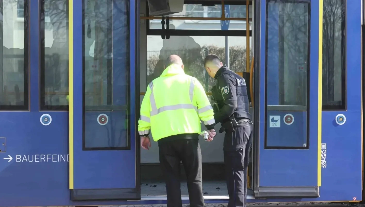 شاب مسلّح يُفجّر "عبوات نارية" داخل قطار سريع في ألمانيا!