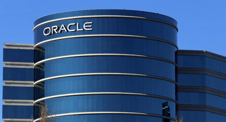​"أوراكل" تُضحّي بآلاف الوظائف في رهانها على الذكاء الاصطناعي