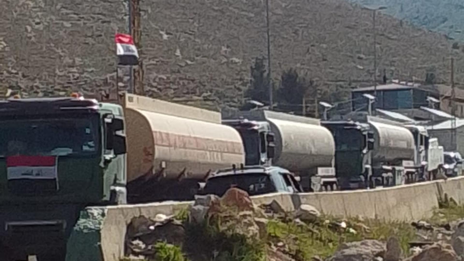 بالصّورة: وصول ٣١ صهريجًا محمّلًا بمادّة المازوت إلى معبر المصنع الحدوديّ