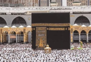 آلاف الحجاج يغادرون مكة المكرمة بعدما أتمّوا مناسك الحج
