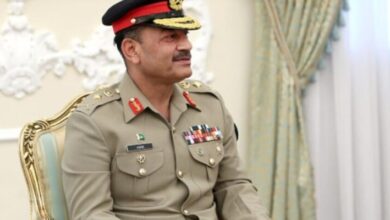 التلفزيون الإيراني: قائد الجيش الباكستاني غادر طهران بعد اجتماعه الثاني مع عراقجي