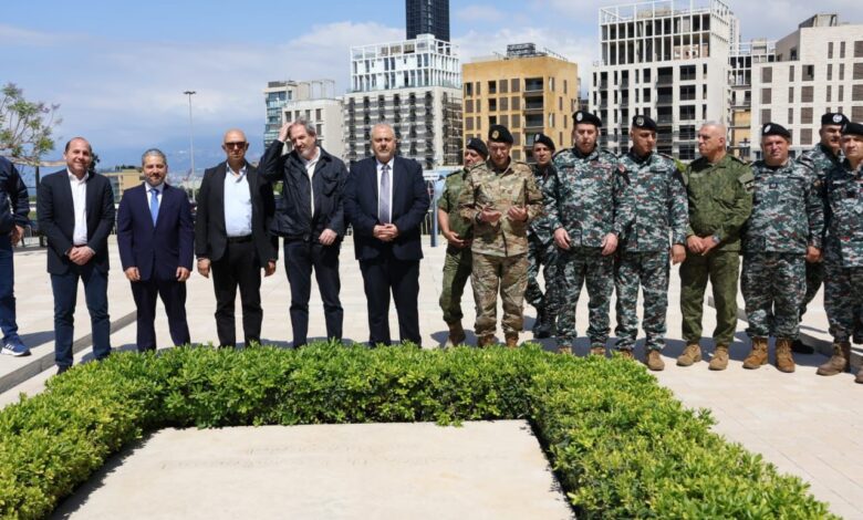 المحافظ عبود ورئيس وأعضاء المجلس البلدي وضعوا اكاليل الورد على نصب الشهداء في بيروت