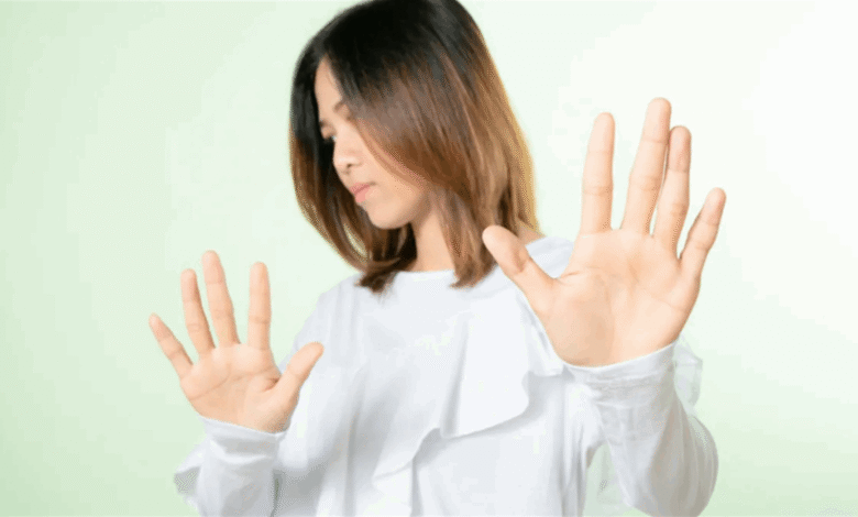 الضغط على القلم وهزّ القدم ليسا قلّة احترام... ما الذي يقوله العلم؟