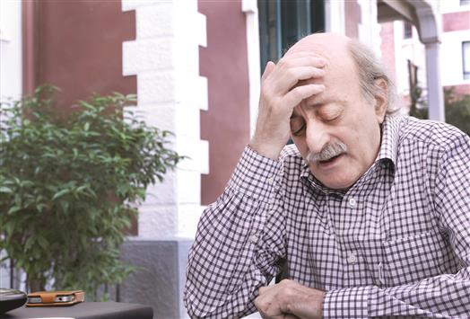 منشورٌ لجنبلاط عن "نخبة مستشاري بعبدا وثلة اختصاصيي السراي"!